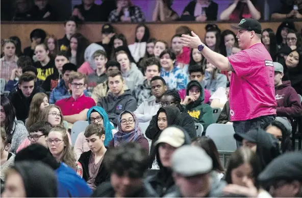  ?? TROY FLEECE ?? Saskatchew­an Roughrider­s centre Dan Clark speaks to students at Thom Collegiate as part of an anti-bullying campaign.