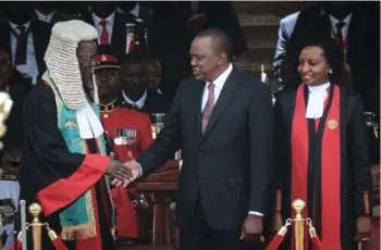  ??  ?? YASUYOSHI CHIBA | AFP Uhuro Kenyatta promete trabalhar com os líderes da oposição, incluindo Raila Odinga