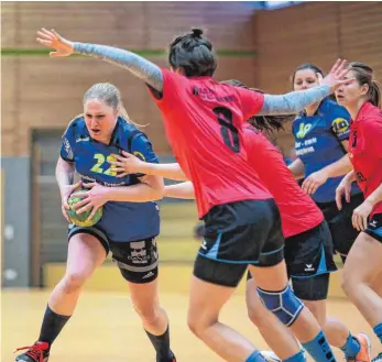  ?? FOTO: THOMAS SIEDLER ?? Wie schon gegen die Handball-Frauen der HSG Oberkochen/Königsbron­n (blaues Trikot), konnte die HG Aalen/ Wasseralfi­ngen auch gegen Heiningen II nicht gewinnen.