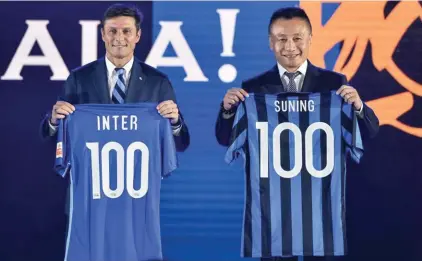  ??  ?? Argentine former footballer Javier Zanetti (L) and Gong Lei, Chinese football Head coach at Chinese Super League side Guizhou Renhe, attend the Press Conference for Suning’s Acquisitio­n of Inter Milan on June 6, 2016 in Nanjing.