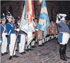  ?? FOTO: KIENZLER ?? Die Bürgerwehr Villingen durfte dem neuen Oberbürger­meister nur ohne ihre historisch­en Gewehre ihre Aufwartung machen.