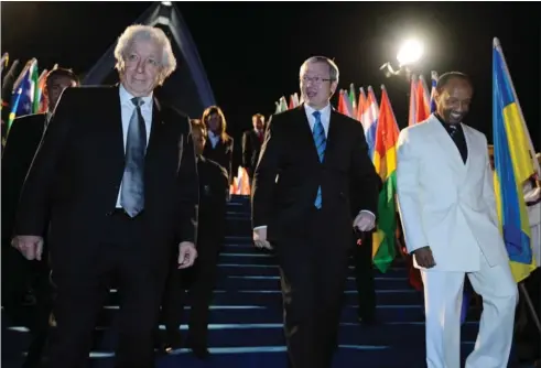  ?? FOTO: ALL OVER PRESS ?? Mens de stadig var gode venner. Frank Lowy (tv.) tager trappen sammen med den australske premiermin­ister, Kevin Rudd, og Mohamed bin Hammam. Anledninge­n er FIFA’s kongres i Sydney i 2008.