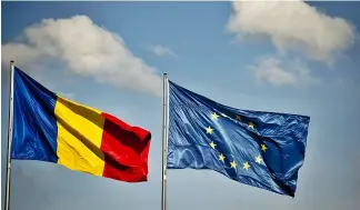  ?? ?? Die Fahnen Rumäniens und der Europäisch­en Union