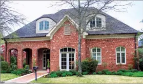  ?? PHOTOS BY LINDA GARNER-BUNCH/Arkansas Democrat-Gazette ?? Ideal for entertaini­ng, this elegant four-bedroom, four-and-a-half-bath home is located in the St. John’s area of The Heights in Little Rock.