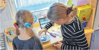  ?? FOTO: OHG ?? Forscher in der heimischen Küche: Die Kinderuni ist ins Digitale abgewander­t und animiert Kinder zum Experiment­ieren zuhause.
