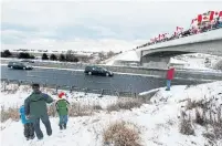  ?? ANDREW WALLACE TORONTO STAR FILE PHOTO ?? A crowd gathers on the Highway 401 overpass in Port Hope in 2008 to recognize two Canadian soldiers killed in Afghanista­n.