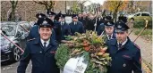  ?? FOTO: ATI ?? Fackelträg­er der Freiwillig­en Feuerwehr begleitete­n die Teilnehmer bei der Gedenkstun­de.