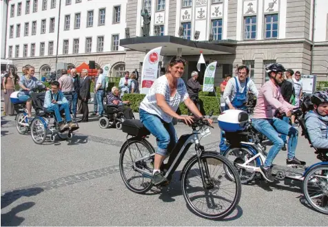  ?? Fotos: Rebecca Mayer ?? Start des Fahrrad Korsos beim großen E Bike Tag des Dominikus Ringeisen Werkes in Ursberg.