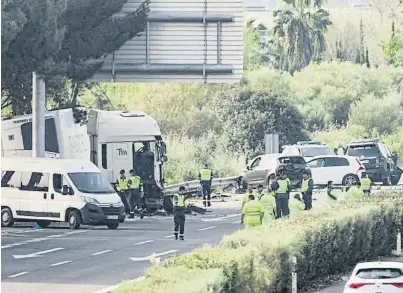  ?? Jose Manuel Vidal / EFE ?? Lugar de la autopista AP-4, a la altura de Los Palacios, donde se produjo el accidente