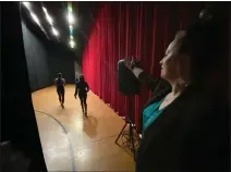  ?? FRANK MECHAM — THE NEWS-HERALD. ?? Sarah Savelli directs dancers backstage before a tap dance performanc­e.