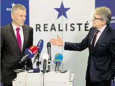  ?? Foto: Michal Šula, MAFRA ?? Kandidát Petr Robejšek (vpravo) představuj­e prezidents­kého kandidáta Realistů – zbrojaře Jiřího Hynka.