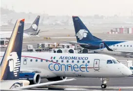  ?? JORGE GONZÁLEZ ?? Temen reducción de plantilla laboral por menos aviones en operación.