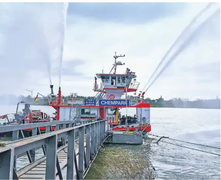  ?? FOTOS: CARL HERRLICH ?? Ein kleiner Einblick in das, was das Löschboot „Chempark“so alles kann: Die Feuerwehrl­eute fuhren die Wasserwerf­er zur Anschauung hoch.