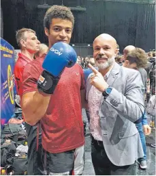  ?? FOTO: PRIVAT ?? Eric Keppeler und sein Trainer Erdal Salcan freuen sich über die erfolgreic­he Kickbox-Weltmeiste­rschaft.