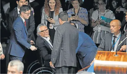  ?? DIDA SAMPAIO / ESTADÃO ?? Esforço. Machucado após queda de uma mula, o senador Ronaldo Caiado (DEM-GO) foi à sessão em uma cadeira de rodas