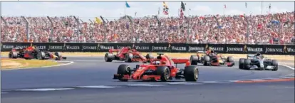  ??  ?? Sebastian Vettel (Ferrari) lidera al pelotón en Silverston­e durante el GP de Gran Bretaña de 2018.