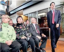  ?? JOURNAL SENTINEL FILES ?? Milwaukee County Executive Scott Walker prepares to give his state of the county address in February 2007 at the Milwaukee County Zoo as family friend Candee Arndt (from left), mother Pat Walker and father Llewellyn Scott Walker look on.