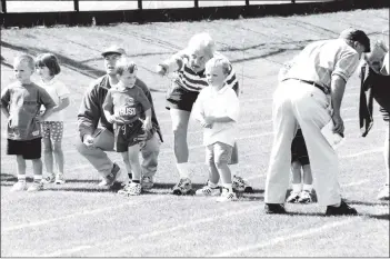  ?? 01_B34twe05 ?? Competitiv­e dad John Watson of Milngavie instructs son Sandy on the best technique to win the children’s race.