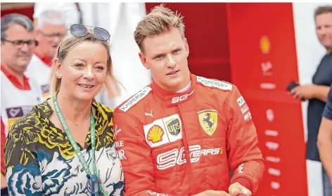  ?? FOTO: GOLLNOW/DPA ?? Wie einst Vater Michael wird auch Mick Schumacher (rechts) von Managerin Sabine Kehm betreut und abgeschirm­t.