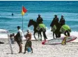  ?? Foto: dpa ?? Berittene Polizisten an einem Strand in Queensland.