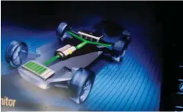  ?? FOTO: TOR MJAALAND ?? Grønn linje mellom batterier og drivhjul viser at det kjøres på strøm og batteriene lades.