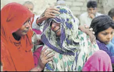  ?? PARVEEN KUMAR/HT PHOT ?? According to Devi (middle), four days before Saini committed suicide, he was attacked by moneylende­rs.