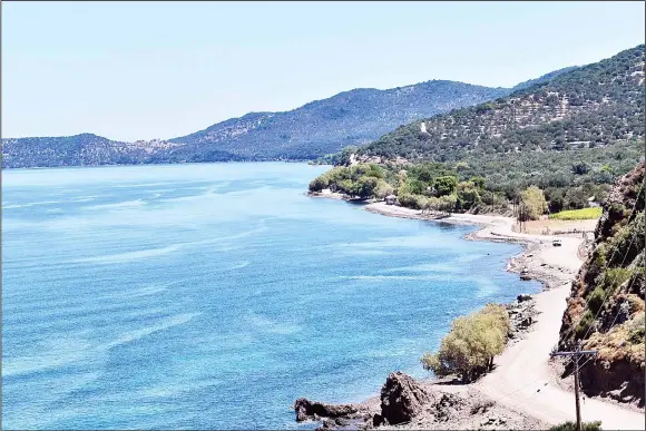  ??  ?? This picture taken on July 21 shows empty beaches on the road between Molyvos and Skala Sykamias, where thousands of refugees and migrants landed by sea last year. (AFP)