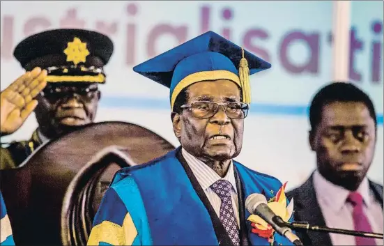  ?? AFP ?? Robert Mugabe, de 93 años, pronuncia un discurso –como si nada hubiese ocurrido– en la Universida­d Abierta de Zimbabue, en Harare