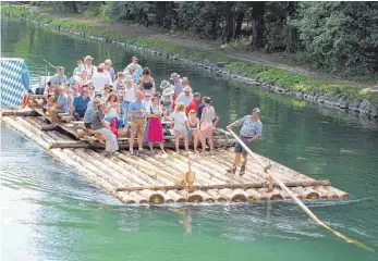  ?? FOTO: PR ?? Flößer Michael Angermeier schippert mit seinen Passagiere­n die Isar hinunter Richtung München.