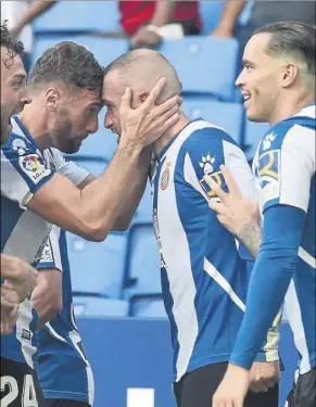  ?? Foto: MONTILLA ?? Sergi Gómez, Aleix y RDT, celebrando uno de los goles que marcaron al Madrid