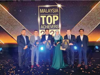  ?? ?? Johari (third left) and other directors of Hektar Asset Management during the Malaysia Top Achievers 2023 Award.