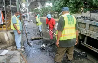  ?? F.E. ?? El ADN realiza la limpieza de imbornales para evitar inundacion­es de las vías públicas.