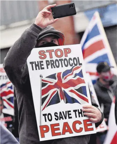  ?? Clodagh Kilcoyne / Reuters ?? Protesta a Belfast al setembre contra el protocol per a Irlanda del Nord després del Brexit.
