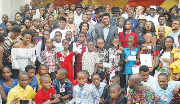  ??  ?? Founder and President of Belemaoil, Jackrich Tein with a cross section of beneficiar­ies of scholarshi­p for 374 students in Rivers State at the weekend
