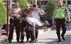  ??  ?? ANGGOTA polis cedera selepas dirempuh penyerang yang cuba melarikan diri menaiki kenderaan. - Agensi