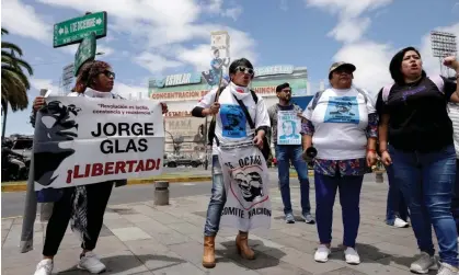  ?? ?? Demonstrat­ors in Quito demand the release of Jorge Glas outside the Mexican embassy. Photograph: Karen Toro/Reuters