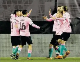  ?? Javi Ferrándiz / Sport ?? Los jugadores del Barça celebran su segundo gol, anoche.