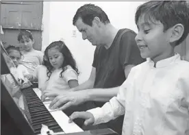  ??  ?? A la izquierda y arriba, el organista Rasmús Gerdes durante un ensayo con el coro infantil y juvenil de la Escuela de Música Coral, con el cual ofrecerá un concierto este sábado 3