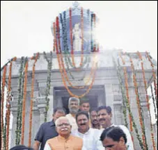  ?? HT PHOTO ?? Haryana CM Manohar Lal Khattar at the newly built Venkateshw­ara Temple in Kurukshetr­a on Sunday.