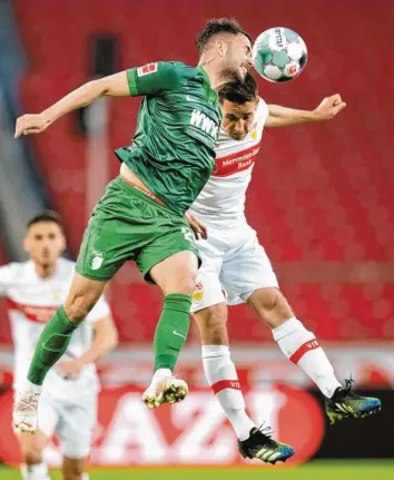  ?? Foto: Tom Weller, dpa ?? Der Abstiegska­mpf in der Bundesliga ist härter und enger denn je: Mittendrin ist auch der FC Augsburg (links Marco Richter) nach der Niederlage beim VfB Stuttgart.