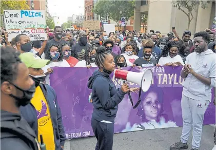  ?? AP ?? Protesta. Una mujer habla a los manifestan­tes que violaron el toque de queda en Louisville.