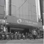  ?? DITE SURENDRA/JAWA POS ?? TERJUAL: Kantor Bank J Trust yang dilelang kemarin.