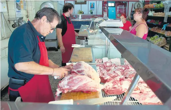  ??  ?? El mayor impulso a la inflación de diciembre provino del rubro alimentos y bebidas, especialme­nte las carnes.