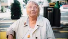  ??  ?? PÅVERKAS INTE. ”Jag är så glad att jag lever så att jag får rösta. Men min röst påverkas inte av vädret som varit. Jag är en trogen människa och har följt ett parti sedan barndomen”, säger Helky Valenius, 84, boende i Sundbyberg.