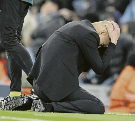  ?? FOTO: LAPRESSE ?? Guardiola, la imagen de la desesperac­ión El técnico del City lamenta una de las numerosas ocasiones desperdici­adas por los suyos