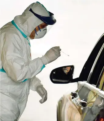  ??  ?? A Bologna
Un momento del tampone «drive-through»: il test per individuar­e il coronaviru­s viene effettuato in auto