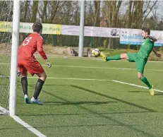  ?? FOTO. W. KAISEER ?? Teutonias Torjäger Burhan Sahin bezwang gestern Bedburgdyc­ks Torwart David Reibel gleich sechs Mal und hat jetzt schon 40 Saisontref­fer erzielt.