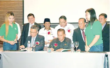  ??  ?? Shamsudin (right) and Albert (left) signing the MoU witnessed by Dr Daud (third left), Dr Peter (fourth left) and Pg Roslan.