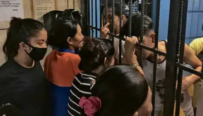  ?? —DEXTER CABALZA ?? Visiting time is a little tricky at a Pasay police jail with inmates and visitors alike waiting for their turn to stand right next to the steel bars for a chance to see and talk to their loved ones.