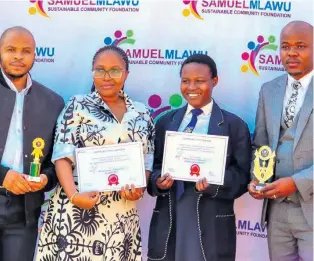  ?? ?? Amangwe High School SMT Mr Mkhwanazi, Miss Shozi, top achiever Ritabile Hlongwane and principal FN Mbuyazi